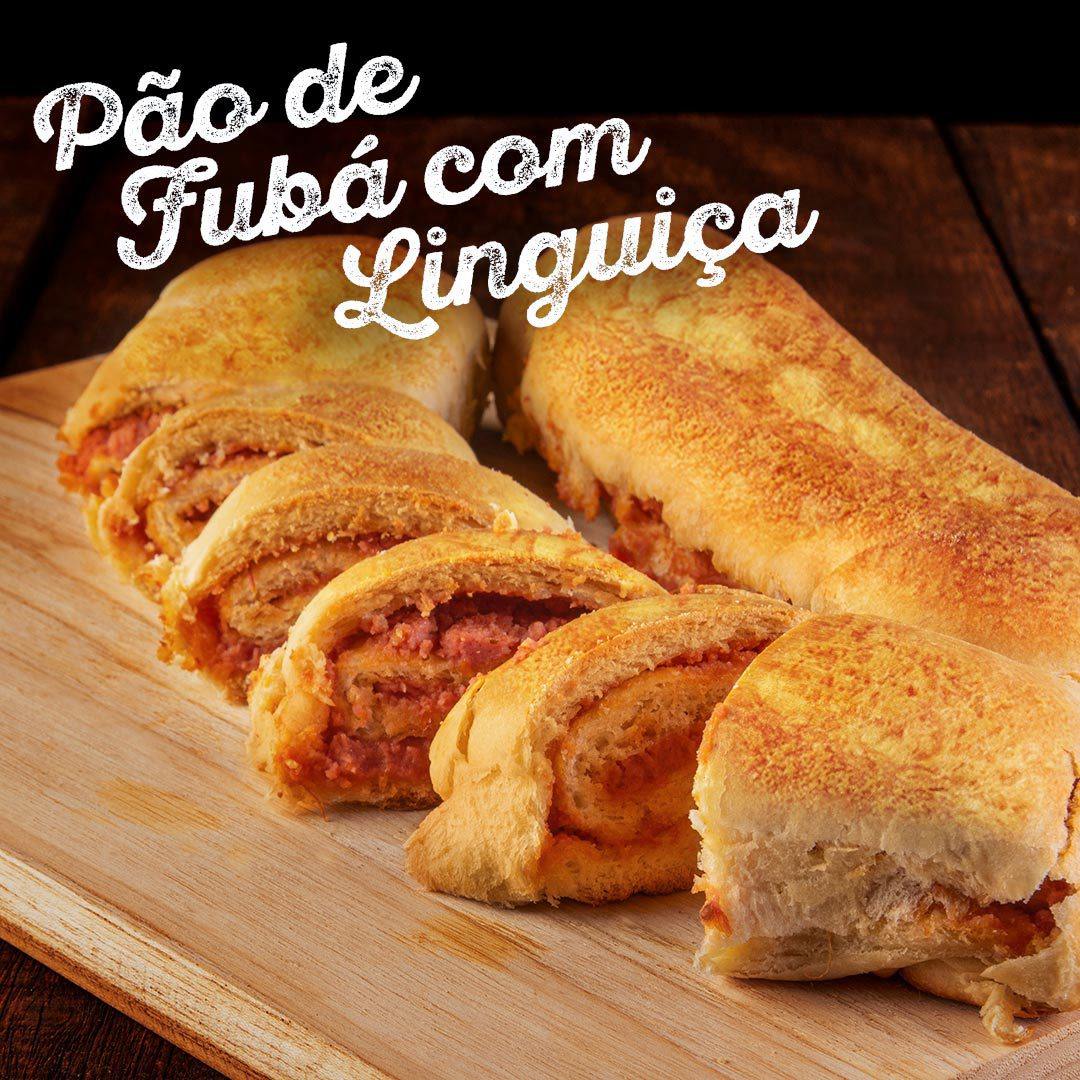 Uhmmmm! Aquele pão quentinho de fubá recheado de linguiça toscana!