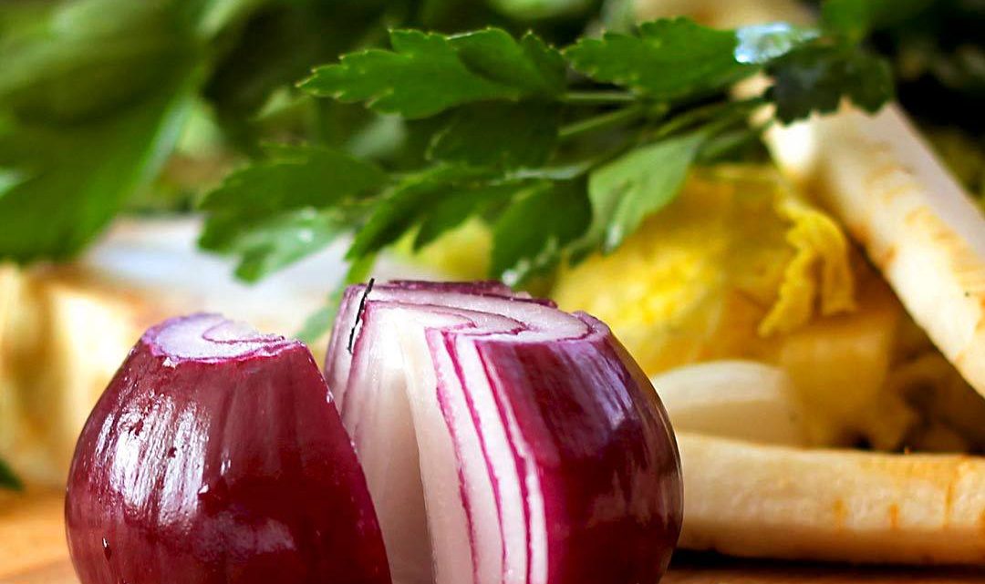 A cebola roxa é o alimento com mais benefícios para a saúde no grupo das cebolas.