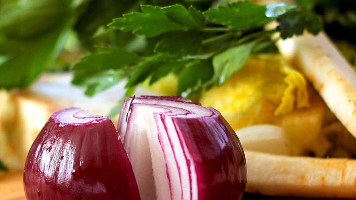 A cebola roxa é o alimento com mais benefícios para a saúde no grupo das cebolas.